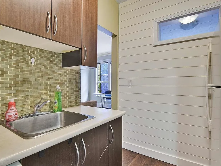 935 Jervis St #4 — Photo 8