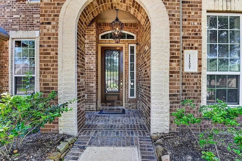 5 bed, 4.5 bath, 4800 sqft, $4,200 — Photo 2