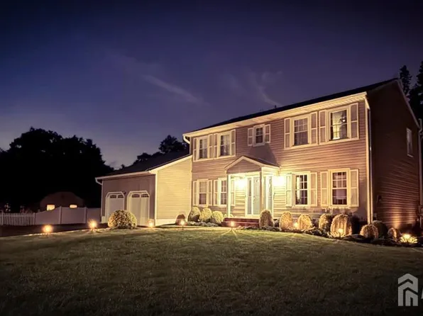 78 Henderson Rd, Kendall Park, NJ 08824