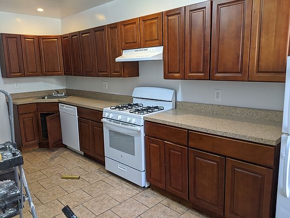 3rd image of 84-09 Talbot St #B15