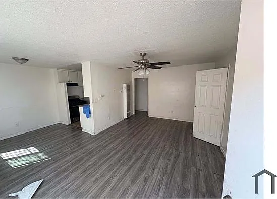939 W 82nd St #7 — Photo 5