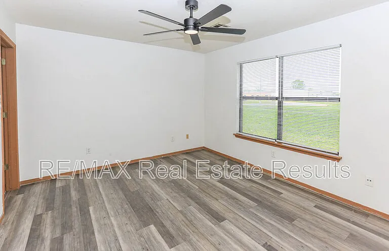 2219 W Roselawn St — Photo 13