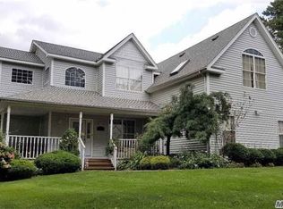 26 Ridge Ct, Hauppauge, NY 11788