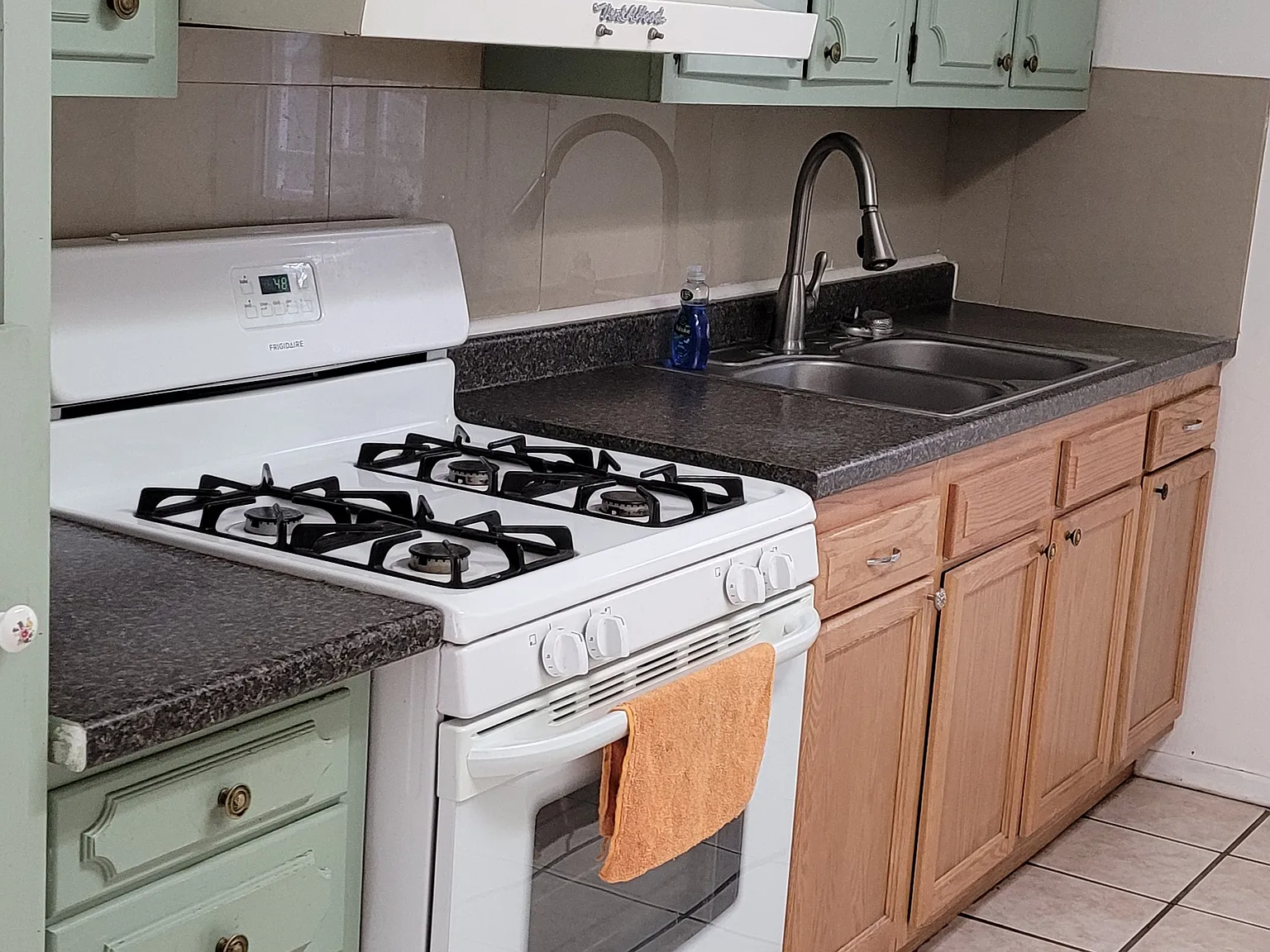 3 bed, 1.5 bath, 1100 sqft, $1,850 — Photo 2