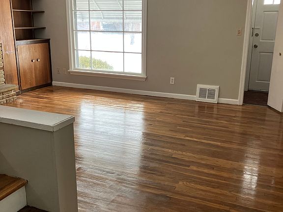 4th image of 25651 Farringdon Ave