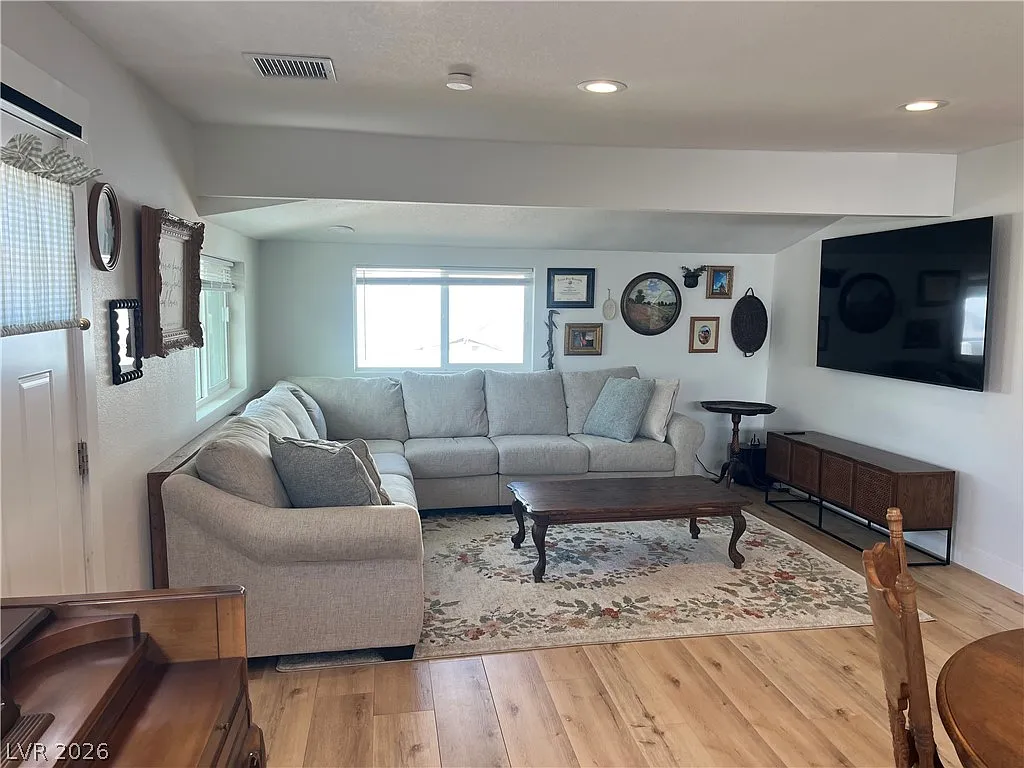 3 bed, 2.0 bath, 1305 sqft, $2,300 — Photo 2