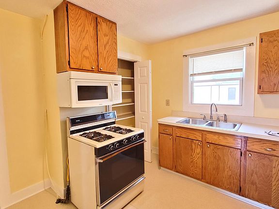 3rd image of 914 Hilltop Dr
