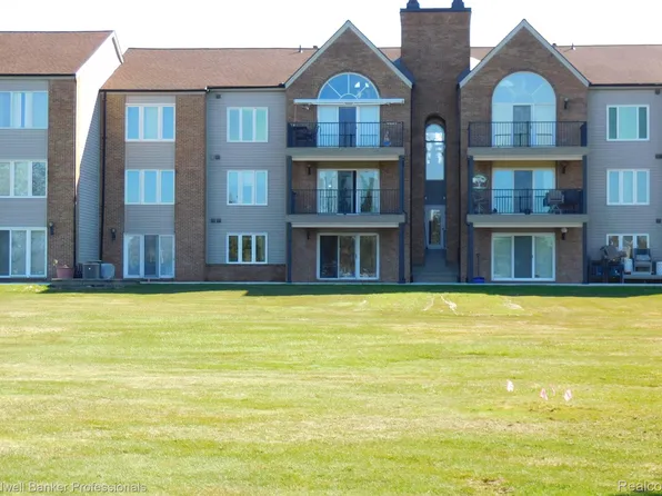 3436 Adams Shore Dr, Waterford, MI 48329