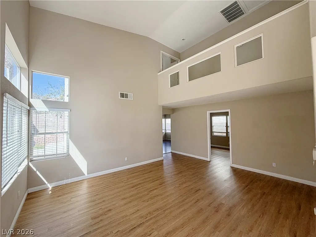 5 bed, 3.0 bath, 2264 sqft, $2,395 — Photo 2