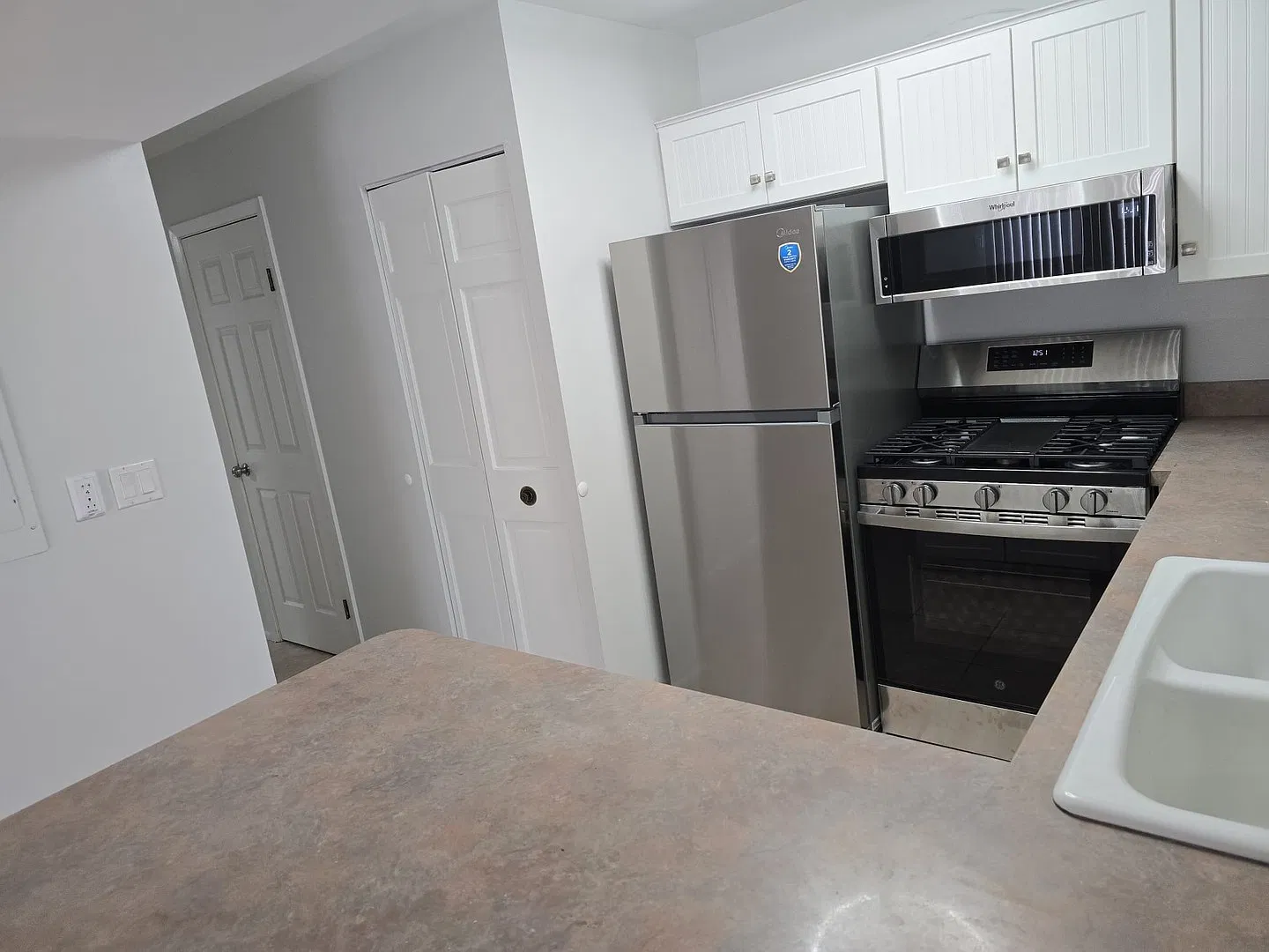 3 bed, 1.5 bath, $2,500 — Photo 3