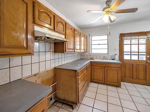 4th image of 3811 Gaston Dr