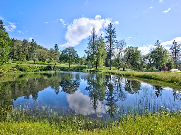 324 Mountain Greens Ln, Grants Pass, OR 97526