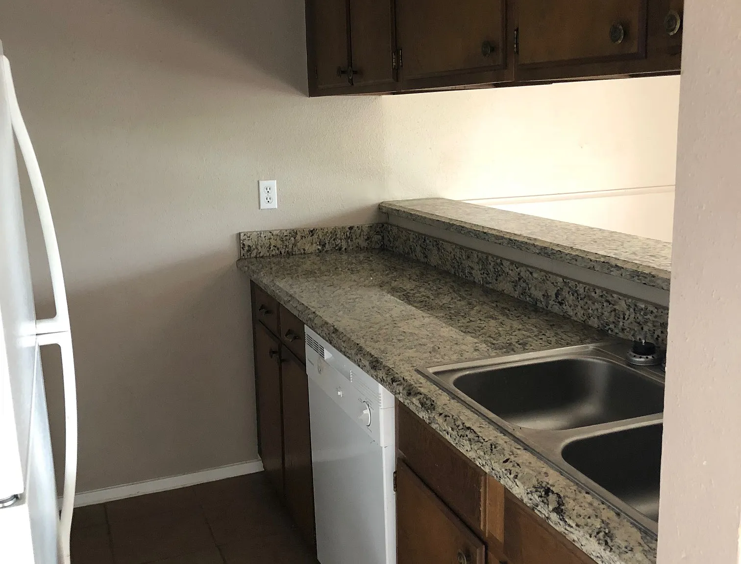 1 bed, 1.5 bath, 775 sqft, $725 — Photo 2
