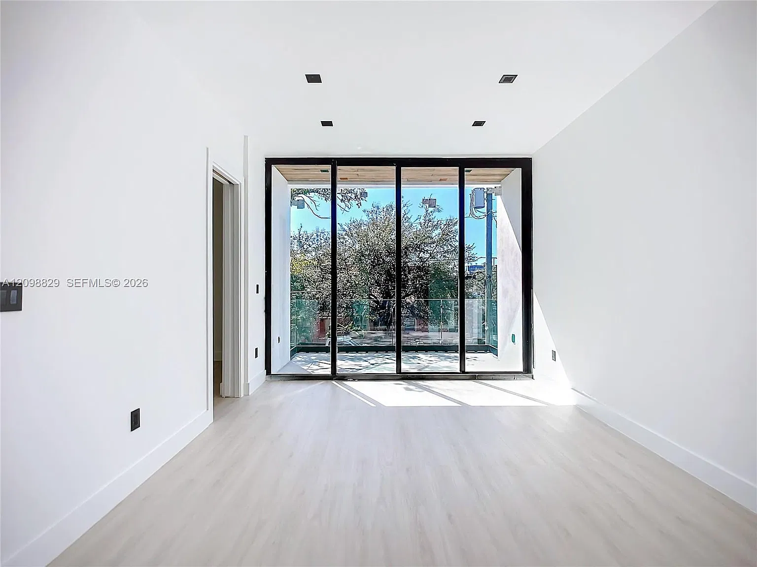 3 bed, 2.5 bath, 2365 sqft, $8,000 — Photo 4