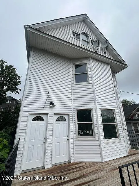 3 bed, 1.0 bath, 1200 sqft, $3,400 — Photo 1