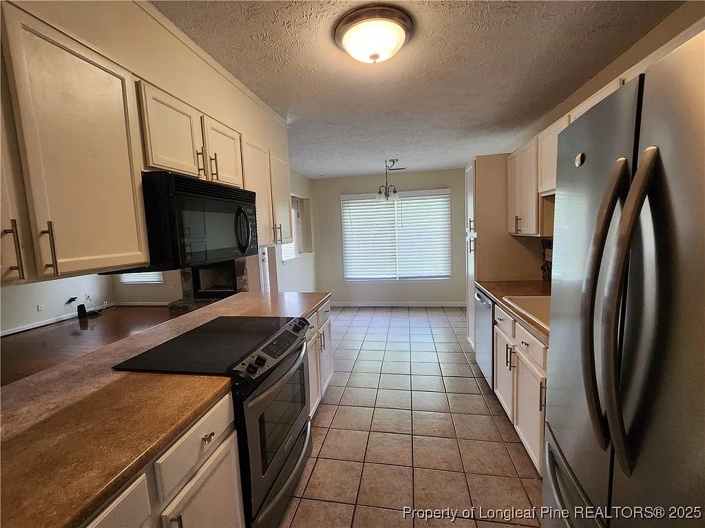 3 bed, 2.0 bath, 1465 sqft, $1,725 — Photo 3