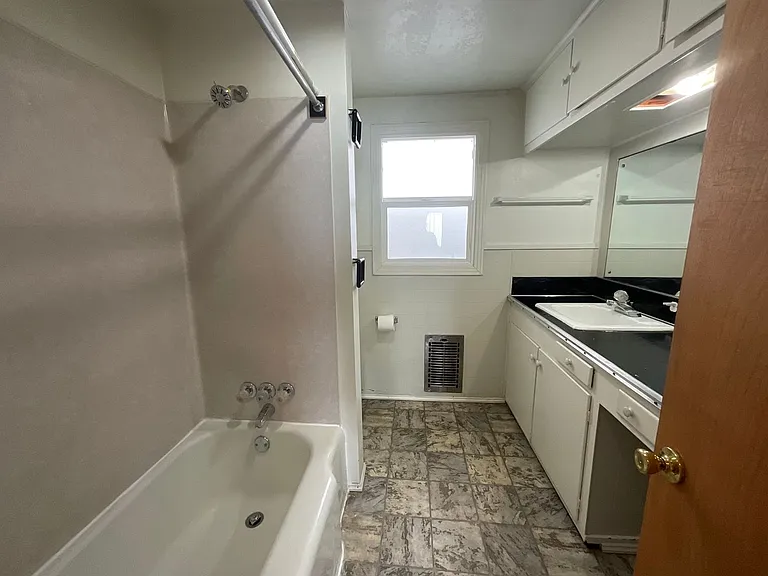 2084 Main St — Photo 10