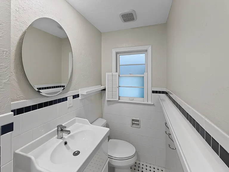 1010 Virginia Dr — Photo 23