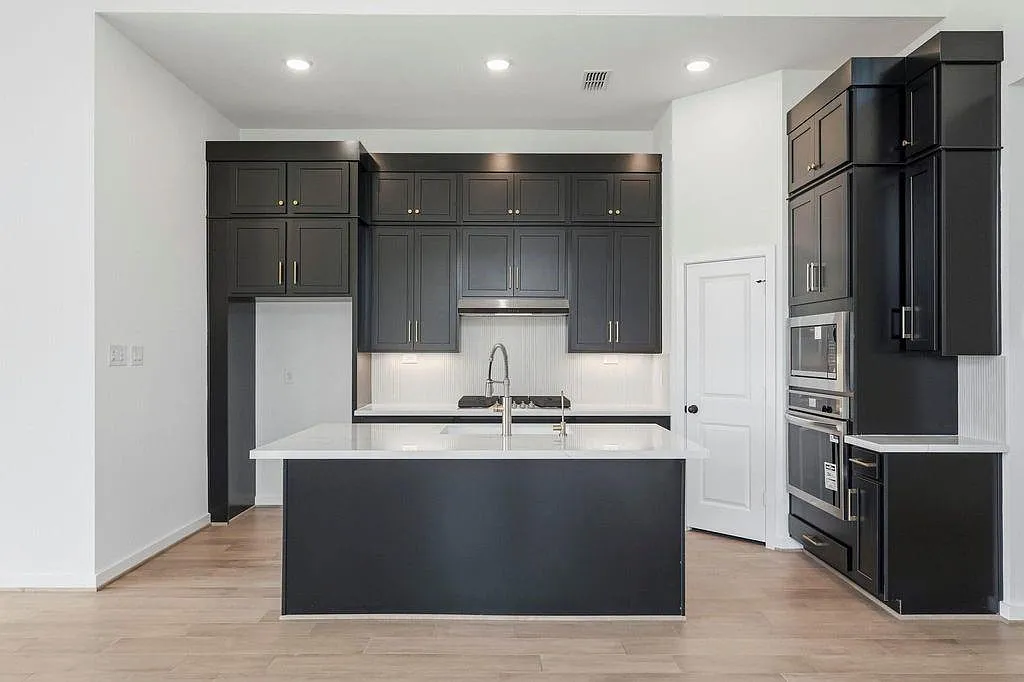 4 bed, 3.0 bath, 2650 sqft, $3,400 — Photo 4
