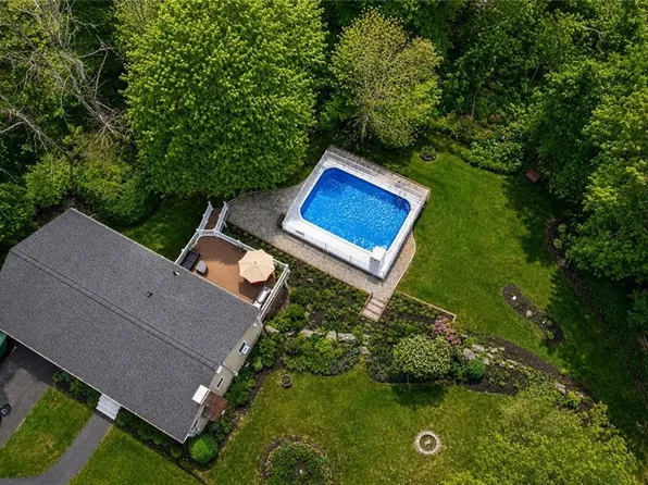 422 Rockland Rd, Scituate, RI 02857