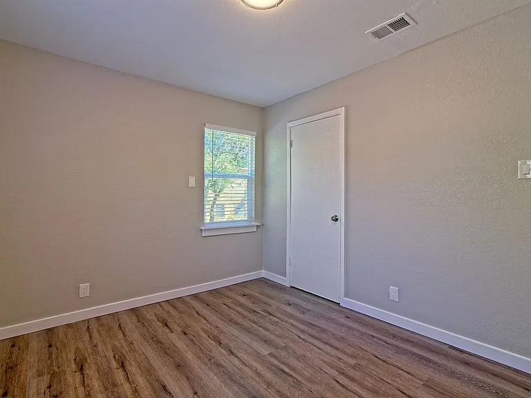 401 Hedgewood Dr #C — Photo 22