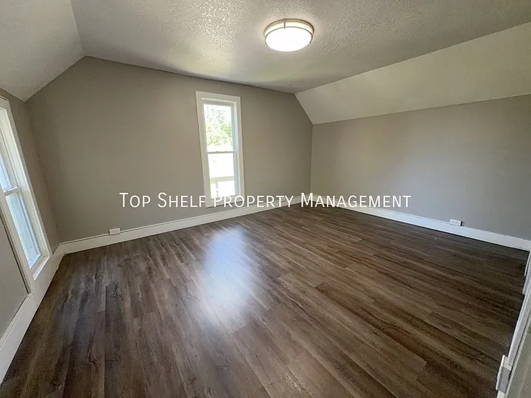 915 E Washington Ave — Photo 6