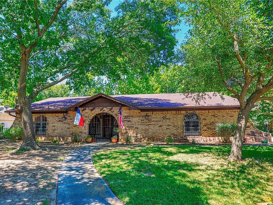 1st image of 7 Brookhollow Cir