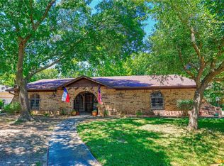 7 Brookhollow Cir, Gainesville, TX 76240