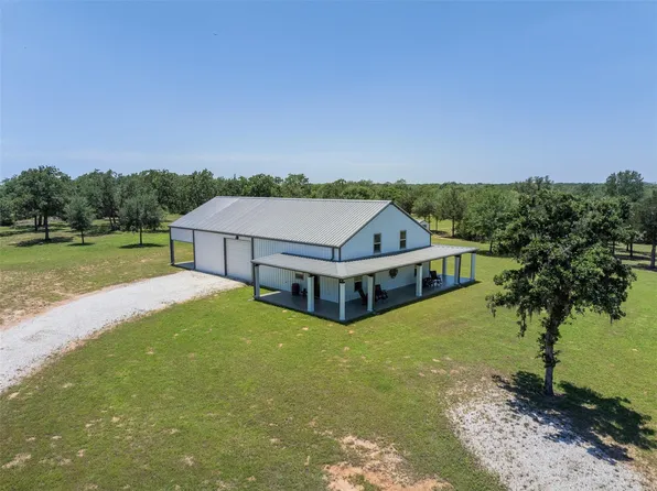 2215 Oakridge Rd, Weimar, TX 78962