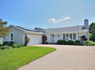 8220 S Wildwood Dr, Oak Creek, WI 53154
