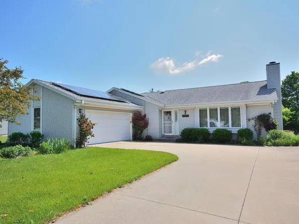 8220 South Wildwood DRIVE, Oak Creek, WI 53154