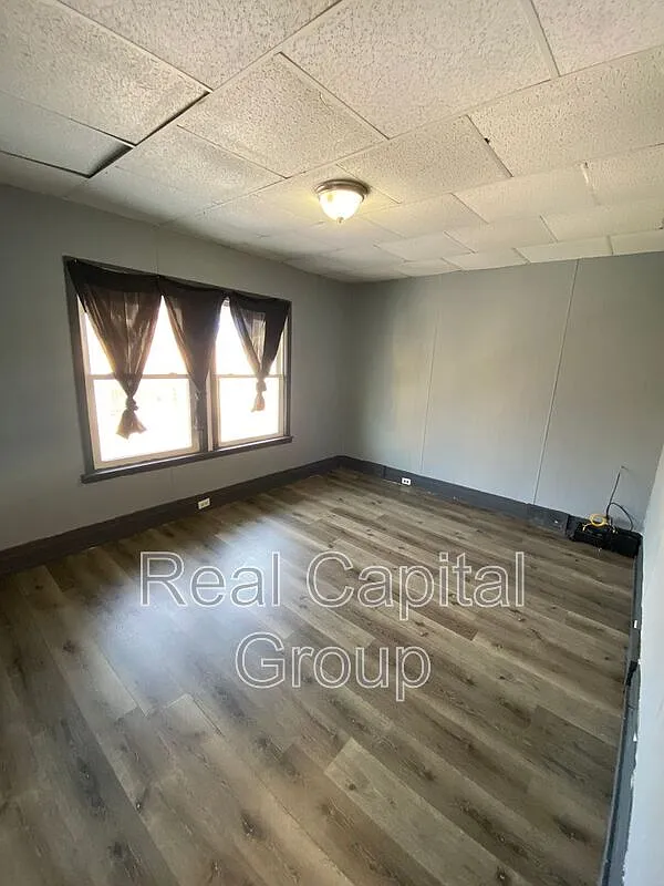2 bed, 1.0 bath, $850 — Photo 2