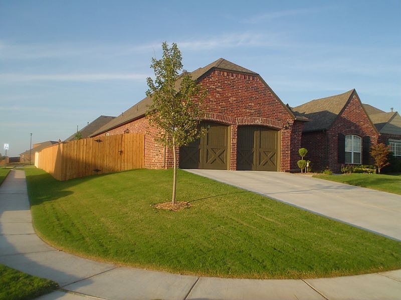 2nd image of 814 W Indianapolis Pl