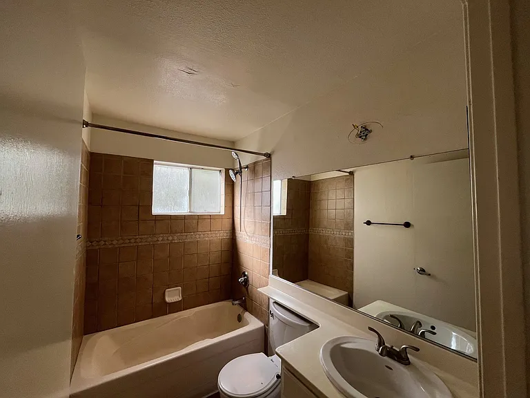 2908 W Victory Blvd #K — Photo 6
