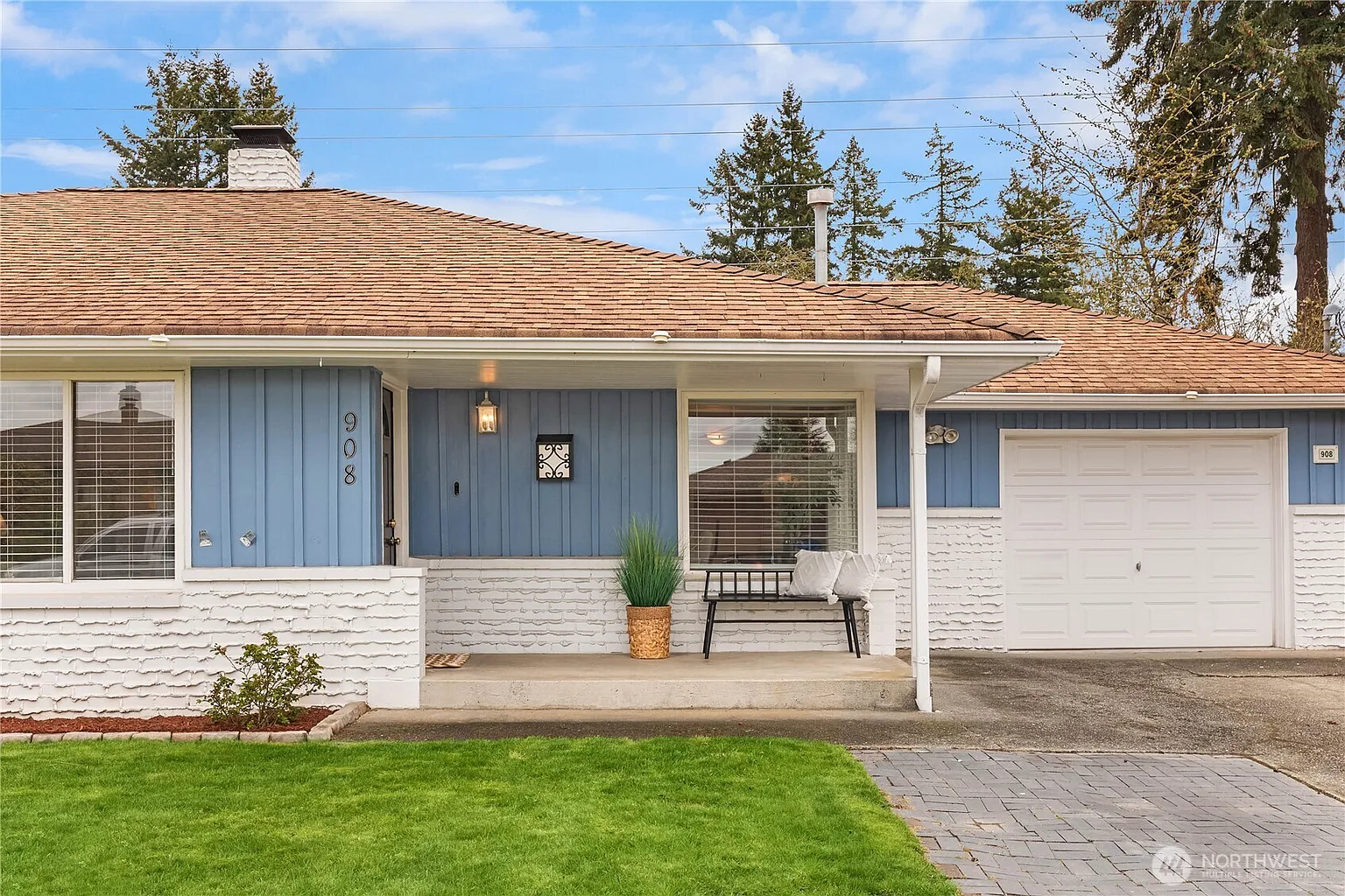 908 Lynnwood Avenue NE photo 1