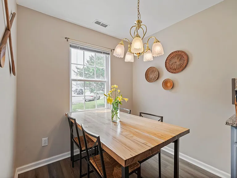 419 Gladstone Dr — Photo 5