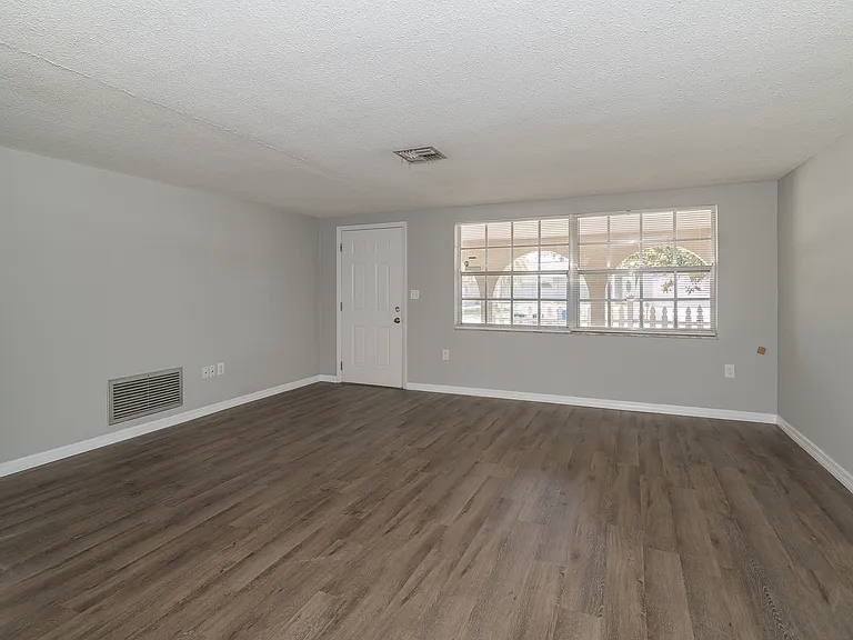 7911 Foxwood Dr — Photo 15