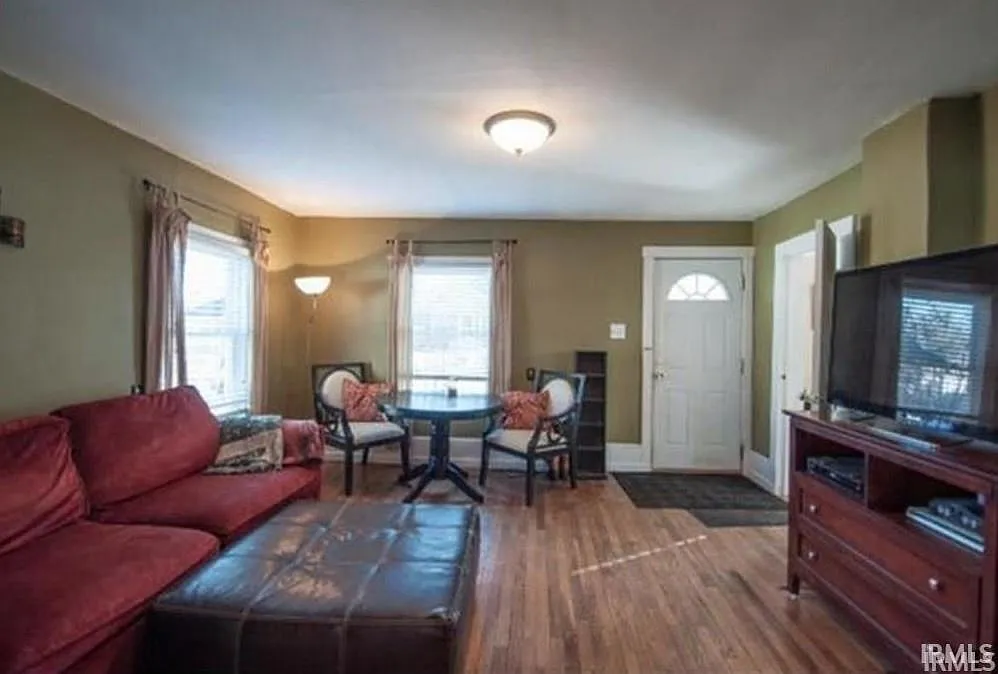 3 bed, 2.0 bath, 924 sqft, $1,800 — Photo 3