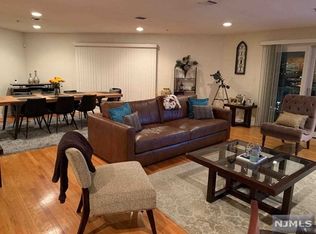 40 Legend Hills Dr, Edgewater, NJ 07020