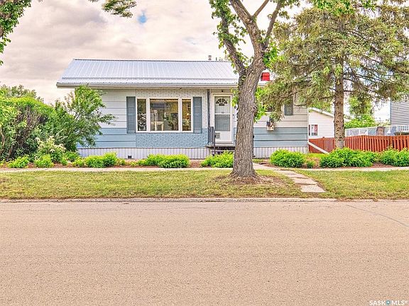 2nd image of 125 5th AVENUE W