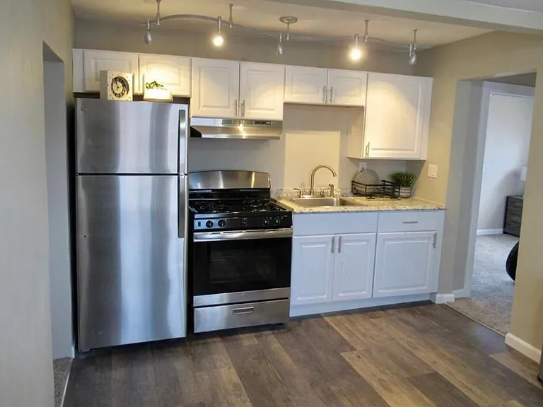 926 N Corona St — Photo 2