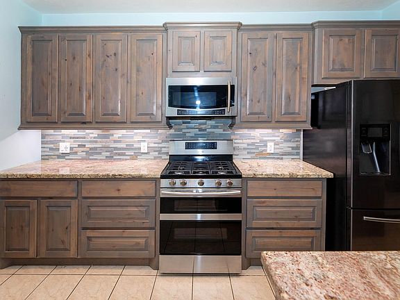 4th image of 411 Colebrook Ln