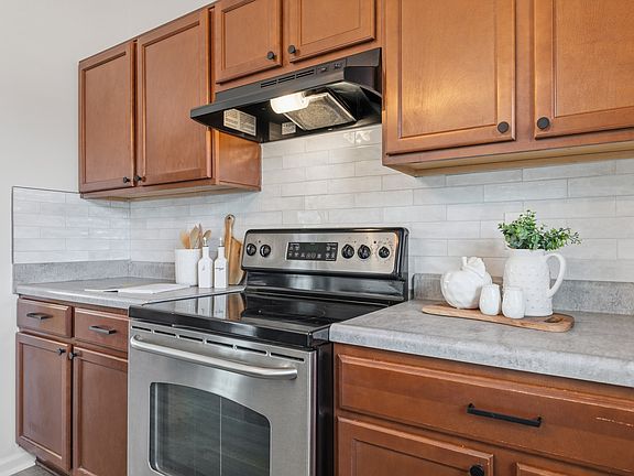 4th image of 1593 Woodside Cir