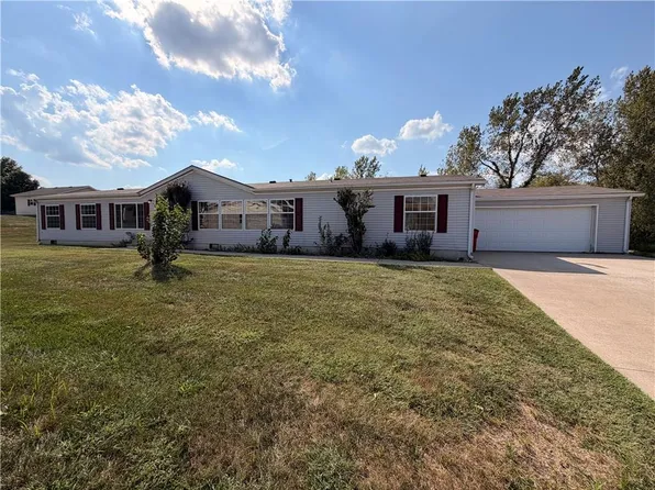 401 NE Sycamore Ct, Oak Grove, MO 64075