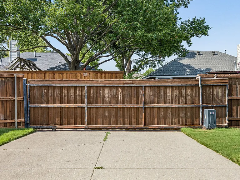 11002 Brandenberg Dr — Photo 32