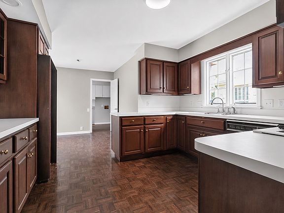 3rd image of 9484 Sheffield Rd