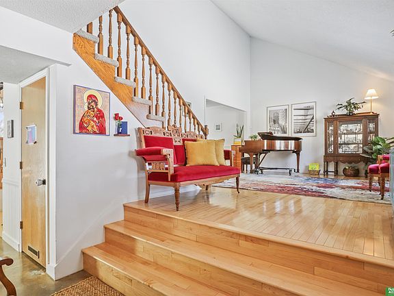 4th image of 15617 Capitol Cir
