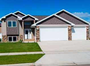 2609 17th St NW, Minot, ND 58703