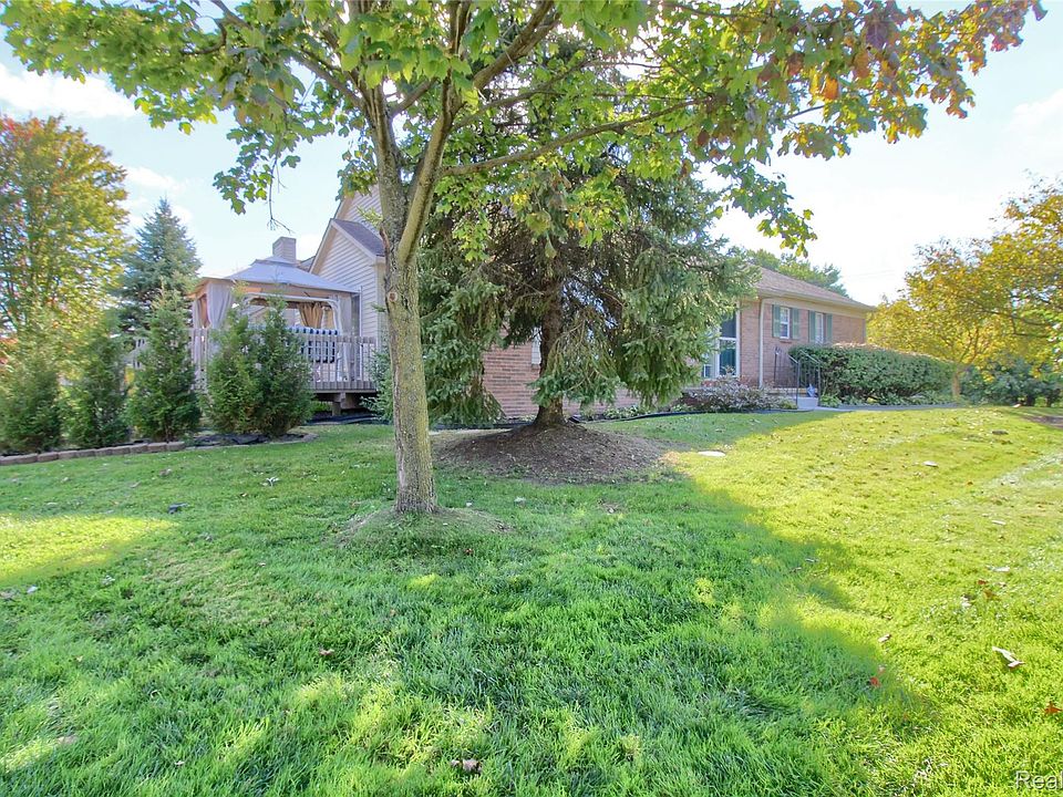 105 Farmington Rd, photo 2
