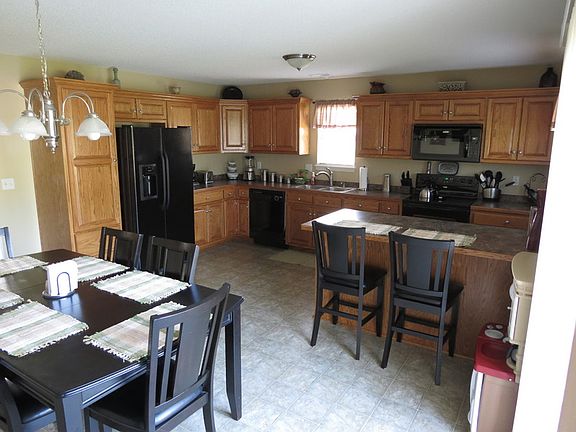 Kitchen
						:
						Wonderful breakfast bar and countertop space.